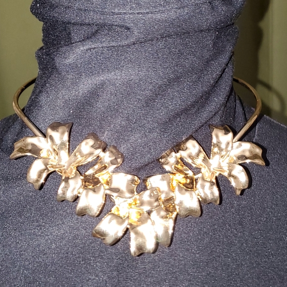 💖STUNNING💖Gold-Tone Flower Hinged Open Choker Necklace, NWT - Picture 5 of 11